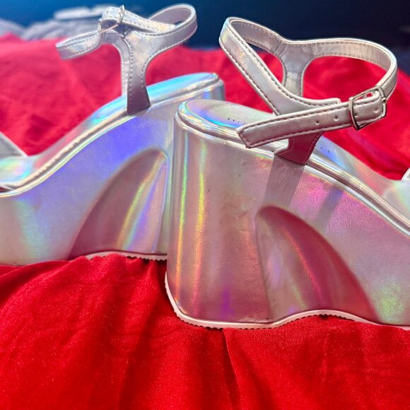 MADDEN GIRL SILHOUETTE SCULPTED SILVER HOLLOGRAM PLATFORM WEDGE SANDALS NWOT - Picture 6 of 11
